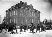 Snöbollskrig utanför Strömtorps skolhus i Degerfors, 1915