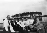 Förtäring på brygga, 1915 ca