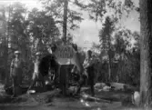 Värnpliktiga tvättar kläder i skogen, 1910-tal