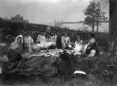 Picknick vid sjön, 1910-tal