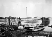 Gummor vid båtar i Hjälmarsholm, 1917