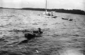 Sjunkande roddbåt utanför Hjälmarbaden, 1919