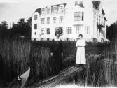 Två kvinnor på brygga vid Hasselfors Wärdhus, 1919