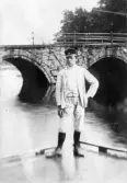 Ung man på brygga vid Kanslibron, 1911