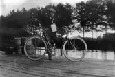 Ung man med cykel och karta, 1908