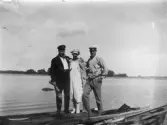 Tre vänner på en brygga vid Nynäset, 1920