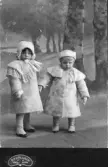 Två vinterklädda små syskon, Karlskrona, 1907