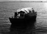 Kvinna i övertäckt båt, 1936 ca
