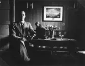 Karl Karlsson med sin apan Mary på Hjortstorpsvägen, 1936