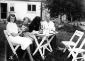 Kaffepaus i trädgården, 1936