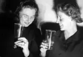 Två glada kvinnor dricker alkohol, 1930-tal