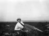 Kvinna i skjorta, slips och golfbyxor på Karlsö, 1930