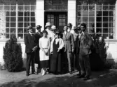 Grupp utanför inglasad veranda, Häljarp, 1926