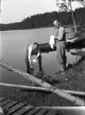 Två män diskar i en sjö, 1940-tal