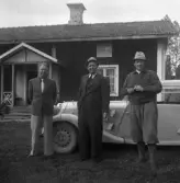 Tre män vid en sportbil, 1940-tal