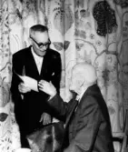 Gäst gratulerar Levi Rickson på hans 95-årsdag, 1963