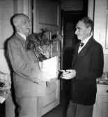 Levi Rickson mottager en krukväxt , 1963