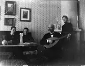 Levi Rickson med familj i juletid, 1914