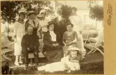Operasångerskan Christina Nilsson i parken på Gårdsby, tillsammans med bl a brodern Sven Jonasson och familjen Johannes Nilsson (brorson).
I bakre raden fr.v.:  Anna Nilsson, okänd (fru Gustava Maria Sjöstrand?), Kristina Nilsson, Johannes Nilsson, Clara Schander.
I främre raden fr. v.: Sven Jonasson, Christina Nilsson de Casa Miranda, fru Anna Nilsson. Längst fram Benno Nilsson i sjömansdräkt.