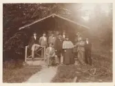 Vice häradshövding m.m. Johannes Nilsson med fru Anna (i mitten) hos några vänner vid Starnbergersee utanför München.
På baksidan text: 