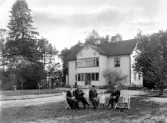 Sällskap framför Kumla Gård i Hovsta, 1930-tal