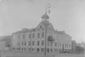 Per Conrad Österberg med fru på balkongen på sin nybyggda fastighet, 1901