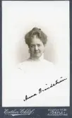 Porträtt av Anna Brändström (enligt text framsida kort).