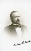 Porträtt av Rickard Brändström (enligt text framsida kort).