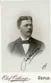 Mansporträtt. Text framsida kort: Joh. Larsson 1898.