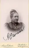 Porträtt av lärarinna Hedda Cronius. Text framsida kort: H. Cronius.