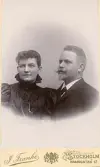 Porträtt av kvinna och man.