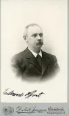 Porträtt av Edvard Hjort (enligt text framsida kort).