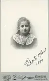 Porträtt av Greta Hjort 1899 (enligt text framsida kort).