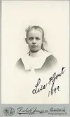 Porträtt av Lisa Hjort 1899 (enligt text framsida kort).