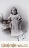 Porträtt av Gunhild (sannolikt Hjort i efternamn) 1898 (enligt text framsida kort).