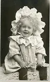 Porträtt av Eva Olin, 2 år 1904 (enligt text baksida kort).