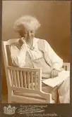 Kvinnoporträtt. Text baksida kort: Sommaren 1917.