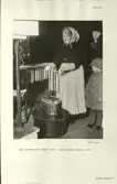 Skansen. Arbetsliv.  Ljusstöpning. Fru Johannesson stöper ljus i Laxbrostugan, vintern 1926.
