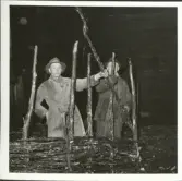 Skansen. Arbetsliv.  Enegärdsgård sätts upp vid Kyrkhultsstugan 1960. Lantbrukare Herman Eriksson från Åkeholm arbetar.