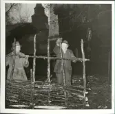 Skansen. Arbetsliv.  Enegärdsgård sätts upp vid Kyrkhultsstugan 1960. Lantbrukare Herman Eriksson från Åkeholm arbetar.