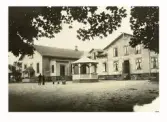 Utställning. Förberedelser inför hantverksmässan 1927 vid Gamlebyskolan. I mitten ses musikpaviljongen och till vänster håller man på att bygga upp en anläggning med olika nöjen som mässbio, bollkastning, skjutbana etc. Se bildnr GB2_4196.