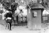 Postkur vid Österbergs folkskola på lantbrevbärarlinjen Storvik - Vattbacka. Vid postkuren står lantbrevbärare Anders Simon Persson (f. 1885), lantbrevbärare 1/1 1926 - 1/11 1935 å linjen Storvik - Vattbacka.