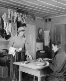 Postombudet Anders Näsström i hemmet, vilket även tjänstgör som postlokal i Lövberg.