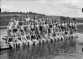 Simskoleelever på brygga, Fyrisån, Uppsala 1935