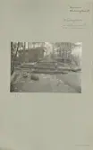 Skansen. Byggnader. Dala- och Moragården under flytten och uppförandet.
 Hedninghuset.
