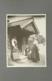 Skansen. Byggnader. Dala- och Moragården under flytten och uppförandet.
