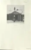Skansen. Byggnader. Dala- och Moragården under flytten och uppförandet. En kvinna står framför porten, julen 1930.
