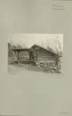 Skansen. Byggnader. Dala- och Moragården under flytten och uppförandet.
 Slogboden.