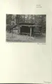 Skansen. Byggnader. Dala- och Moragården under flytten och uppförandet.
 Slogboden.