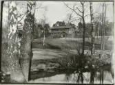 Skansen. Byggnader. Dala- och Moragården under flytten och uppförandet.